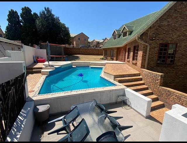 4 BEDROOM HOUSE FOR SALE IN OAKDENE